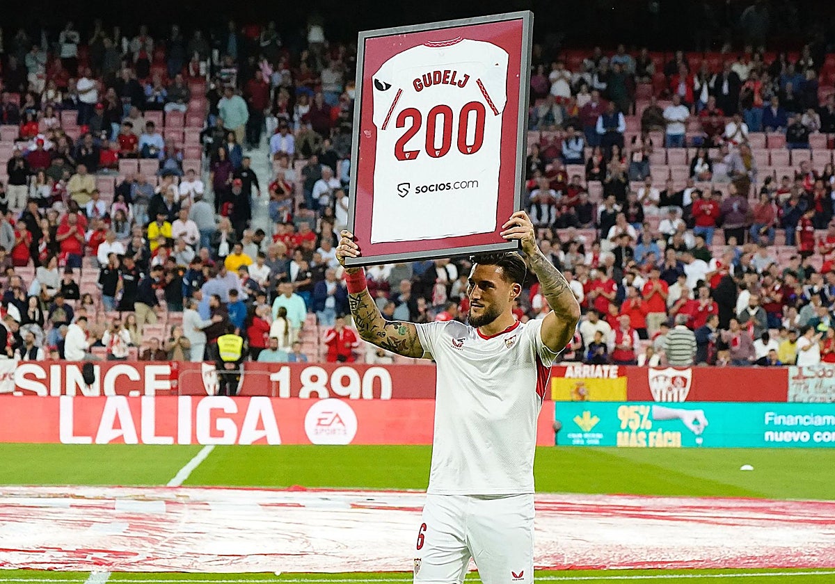 Gudelj recibe el reconocimiento por sus 200 partidos con el Sevilla