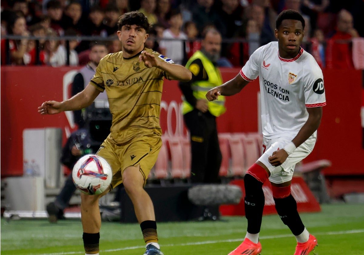 Idumbo, en un lance del partido Sevilla - Real Sociedad de este domingo en el Sánchez-Pizjuán