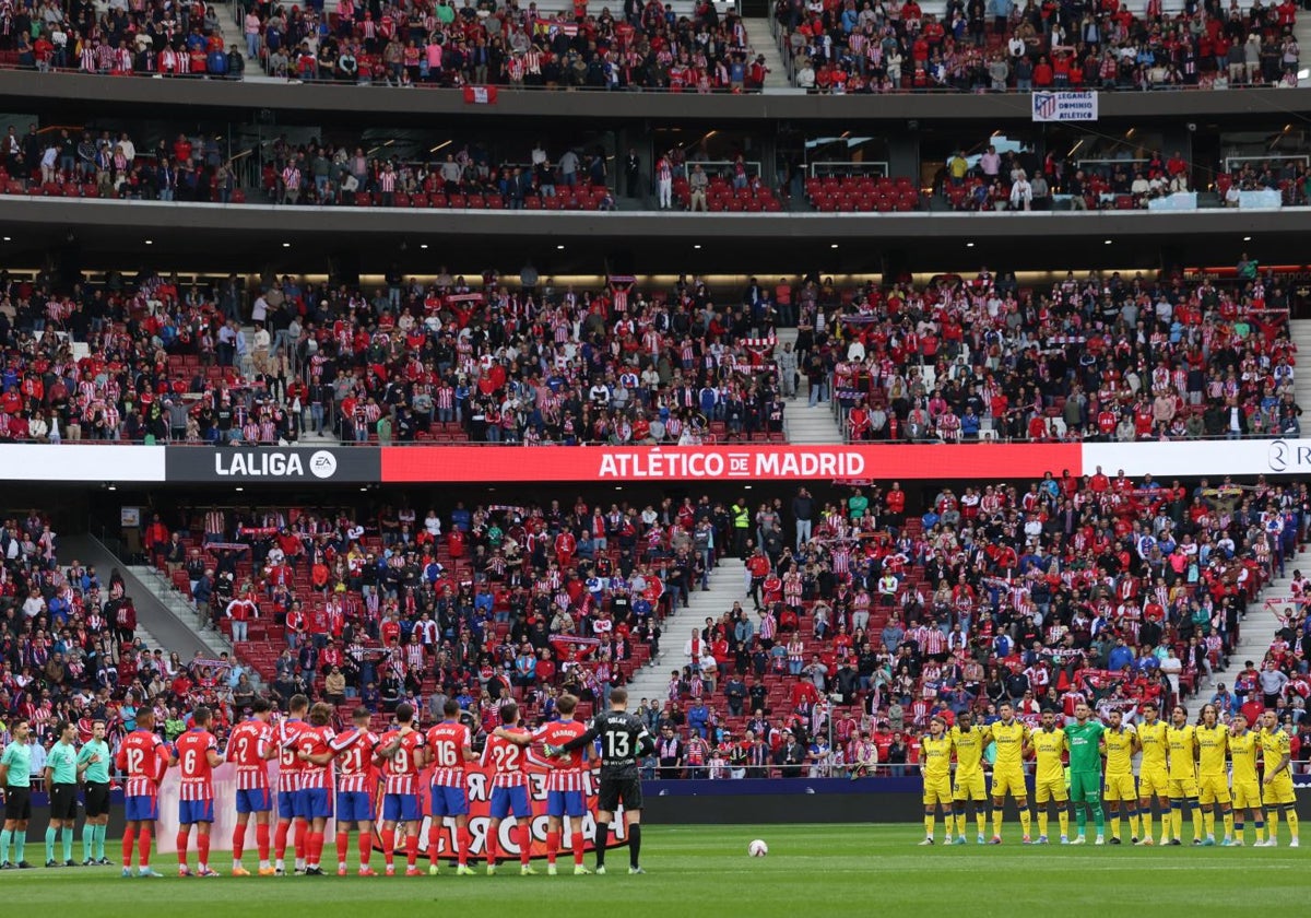 Los jugadores de ambos equipos, durante el minuto de silencio