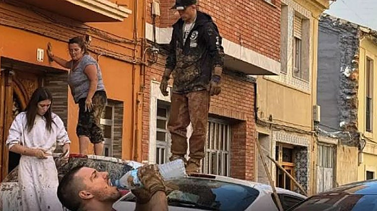 Dani Bárez, luchador de la UFC, en la zona cero de la DANA: «Gracias a la unión de la gente hemos podido ayudar, pero es desolador»