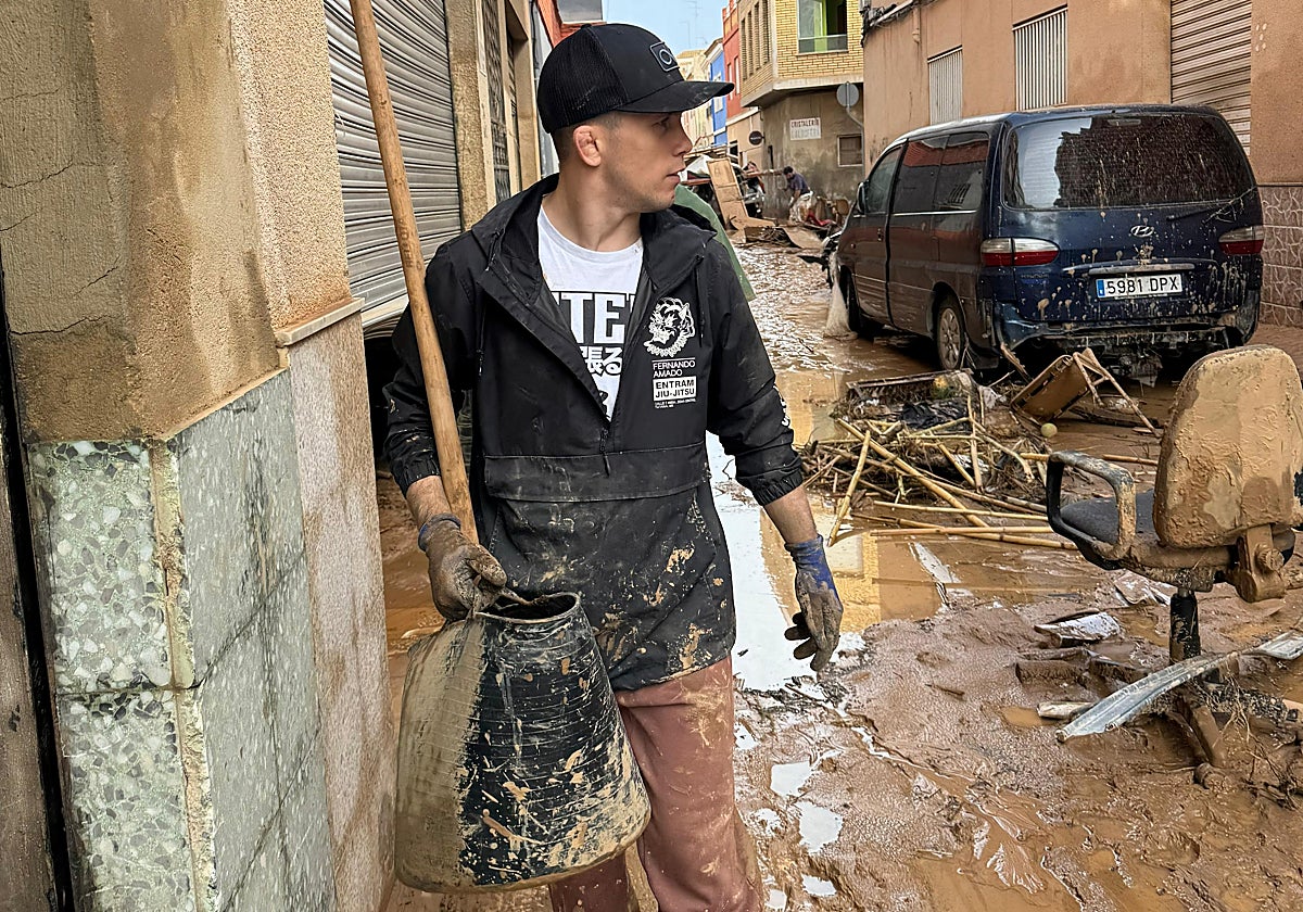 Dani Bárez, en Catarroja ayudando en la limpieza