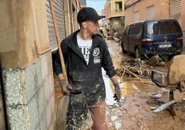 Dani Bárez, en Catarroja ayudando en la limpieza