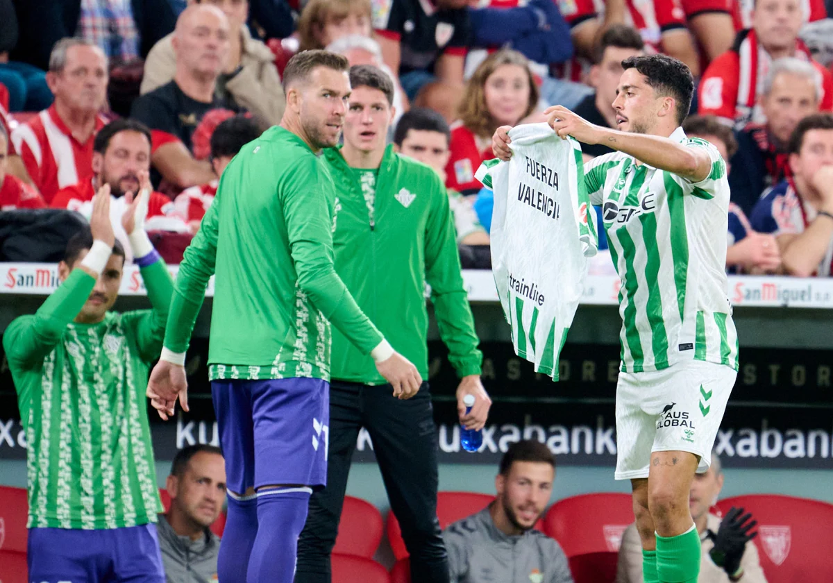 Fornals celebra su gol en Bilbao acordándose de las víctimas de la DANA en Valencia