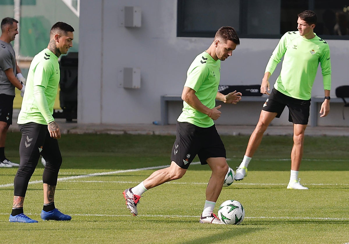Chimy Ávila, Lo Celso y Altimira, en el entrenamiento del Betis de este martes