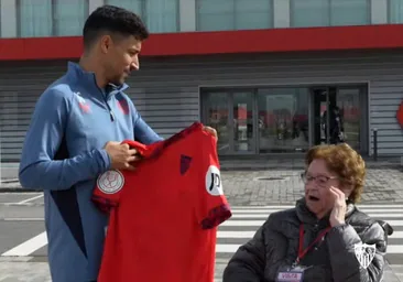 Una abuela de 90 años cumple su sueño con los jugadores del Sevilla: «No me quería morir sin...»