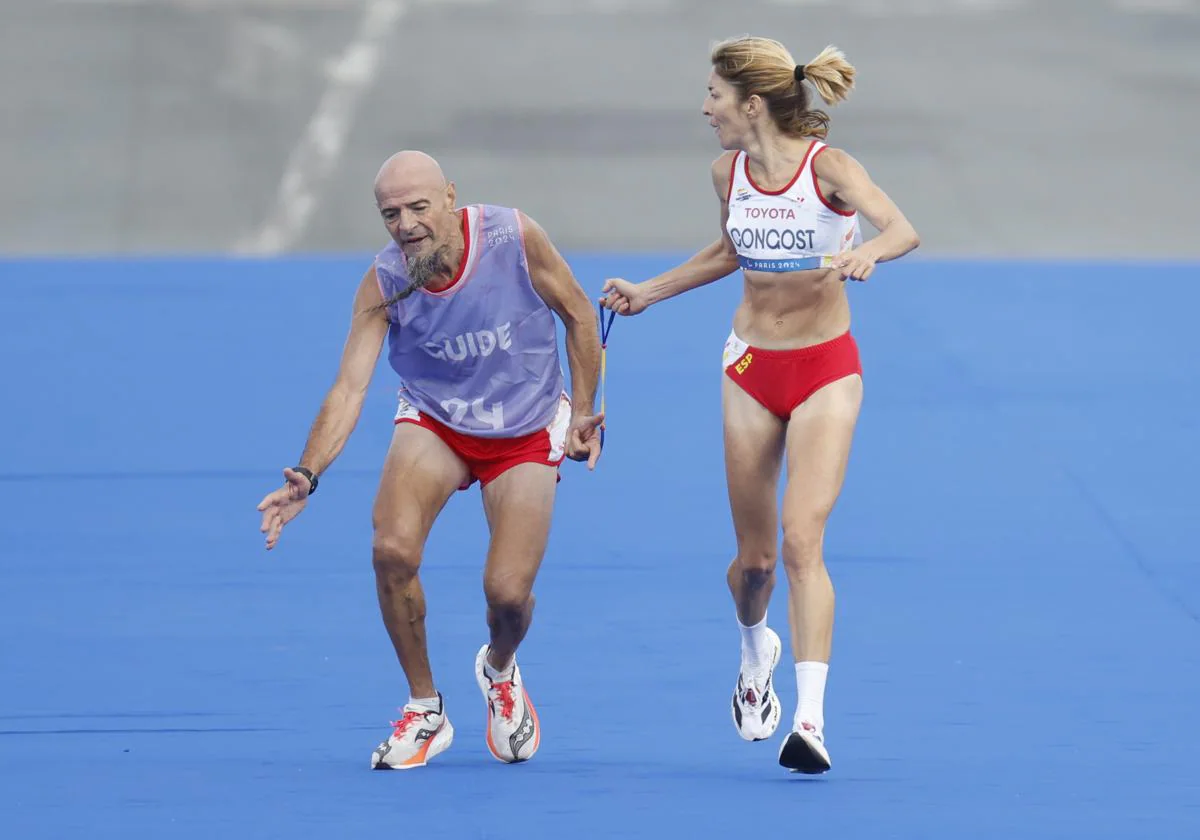 La atleta paralímpica Elena Congost con su guía en los Juegos Olímpicos