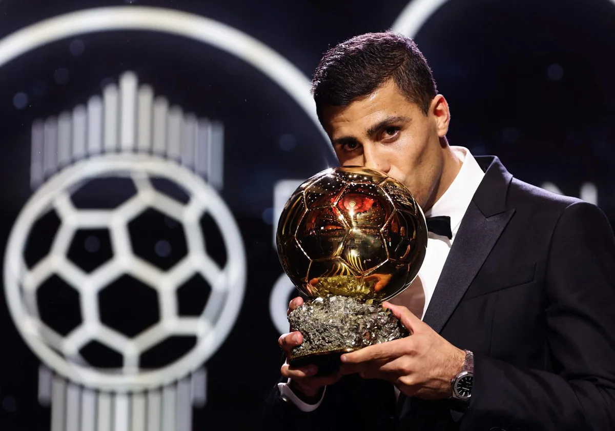 Rodri Hernández, con el Balón de Oro