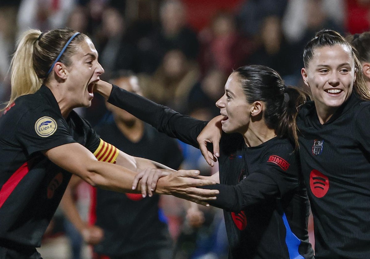 Alexia Putellas y Claudia Pina celebran junto a Aitana Bonmatí el primer gol del Barcelona