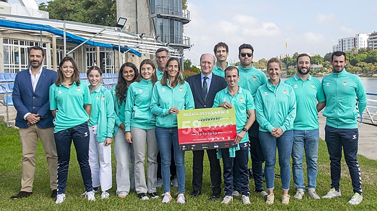 Los representantes del Betis, el día de la presentación de la prueba en el CEAR