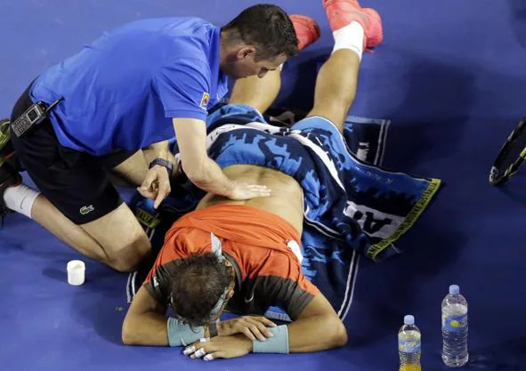 Imagen secundaria 1 - En la imagen superior, Nadal lamentándose durante el Abierto de Australia de 2023, cuando se lesionó en segunda ronda y tuvo que retirarse del torneo. Abajo, a la izquierda, en el mismo torneo pero en 2014, ante Wawrinka donde ganó, a pesar del dolor. A la derecha, durante la semifinal de 2010, ante Andy Murray, en la que se retiró por lesión en la rodilla 