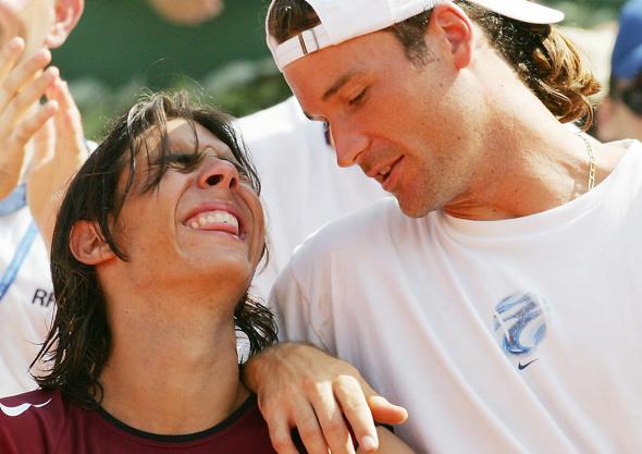 Imagen secundaria 1 - En la imagen superior, Nadal junto a Salvá Bartolomé en Campeonato junior de España de 2001, donde ganaron en categoría de dobles. A la izquierda, con Carlos Moyá, en las semifinales de la Copa Davis de 2004. En la última, con su tío, y entonces entrenador Toni Nadal, durante una sesión de entrenamiento en los Juegos de Río 2016