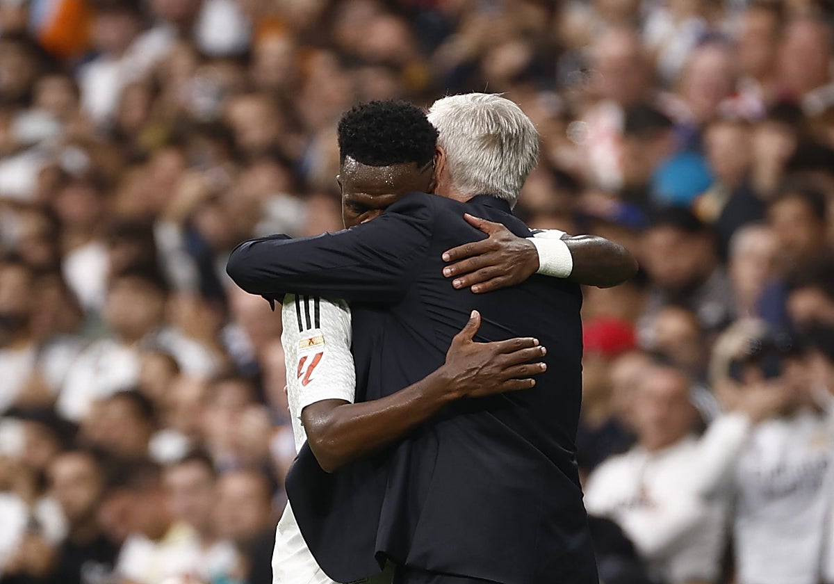 Abrazo entre Ancelotti y Vinicius tras el 1-0