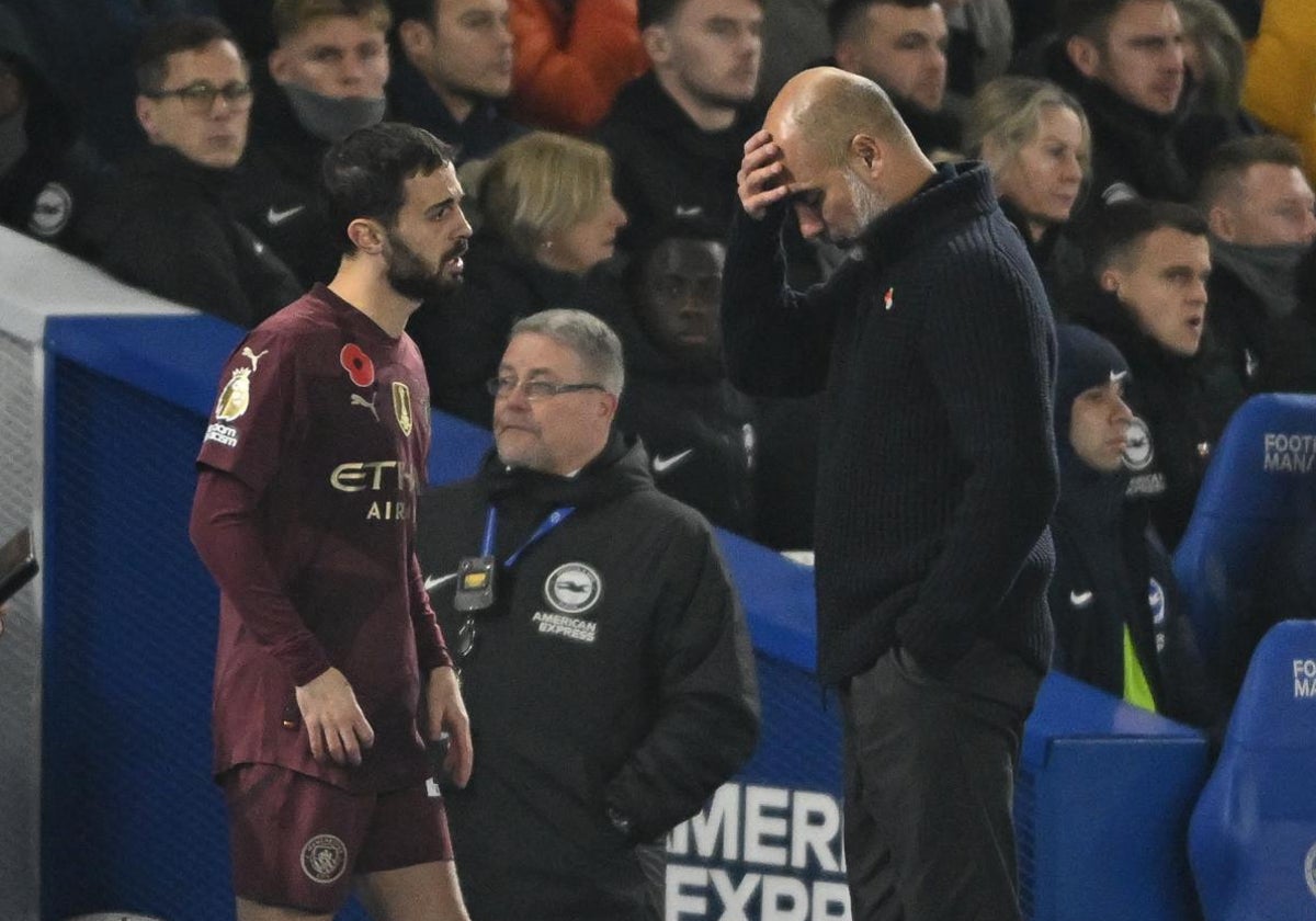 Guardiola, junto a Bernardo Silva, en el partido ante el Brighton