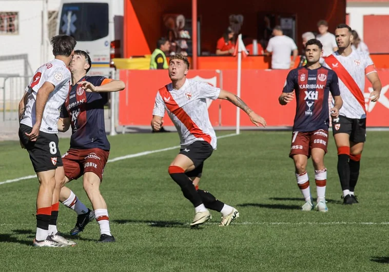 Tema 'Un Sevilla Atlético desconocido es sobrepasado por el Yeclano (1-4)'