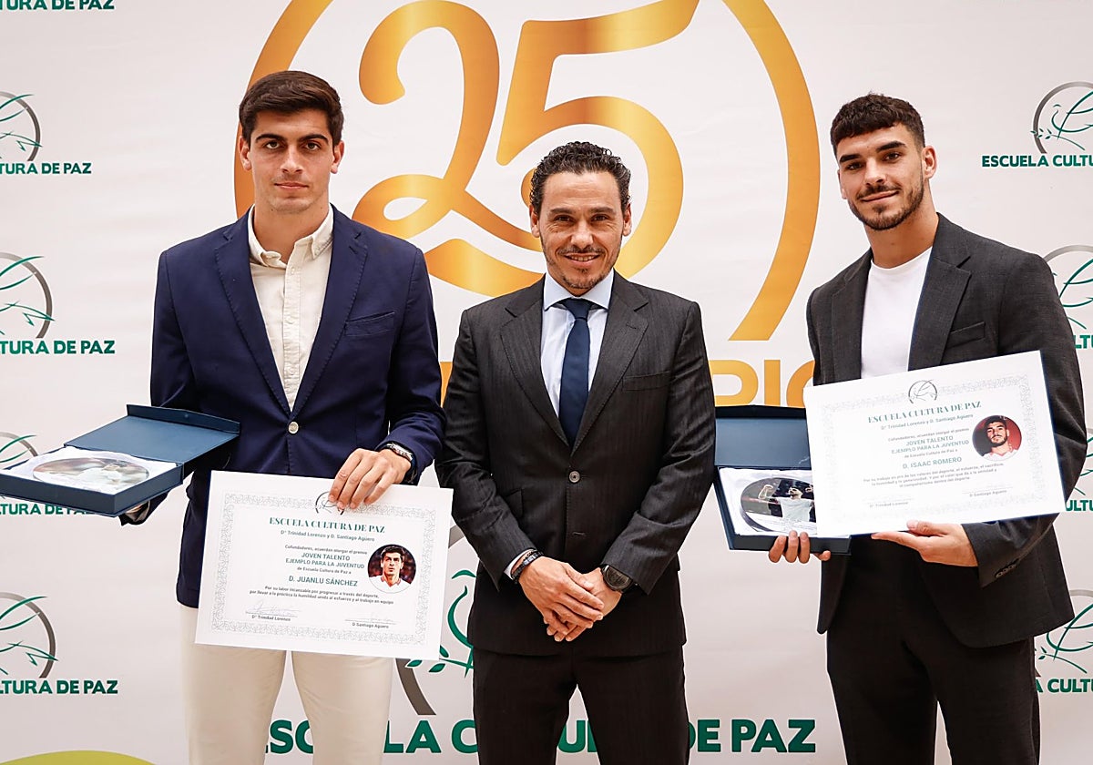 Juanlu Sánchez e Isaac Romero, junto a Del Nido Carrasco, tras recibir la 'Paloma de Plata' de la Escuela Cultura de Paz