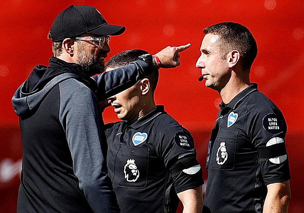 Klopp habla con el árbitro David Coote después del ante el Burnley en 2020