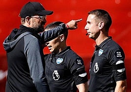 Los escandalosos vídeos que condenan a un árbitro de la Premier: «Klopp, alemán de mierda y cabrón»