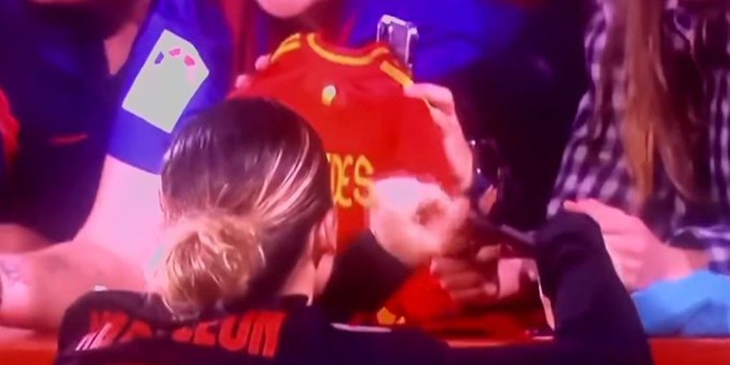 ¿Se le podría negar a Mapi León firmar un autógrafo en una camiseta de la selección española de Paredes?