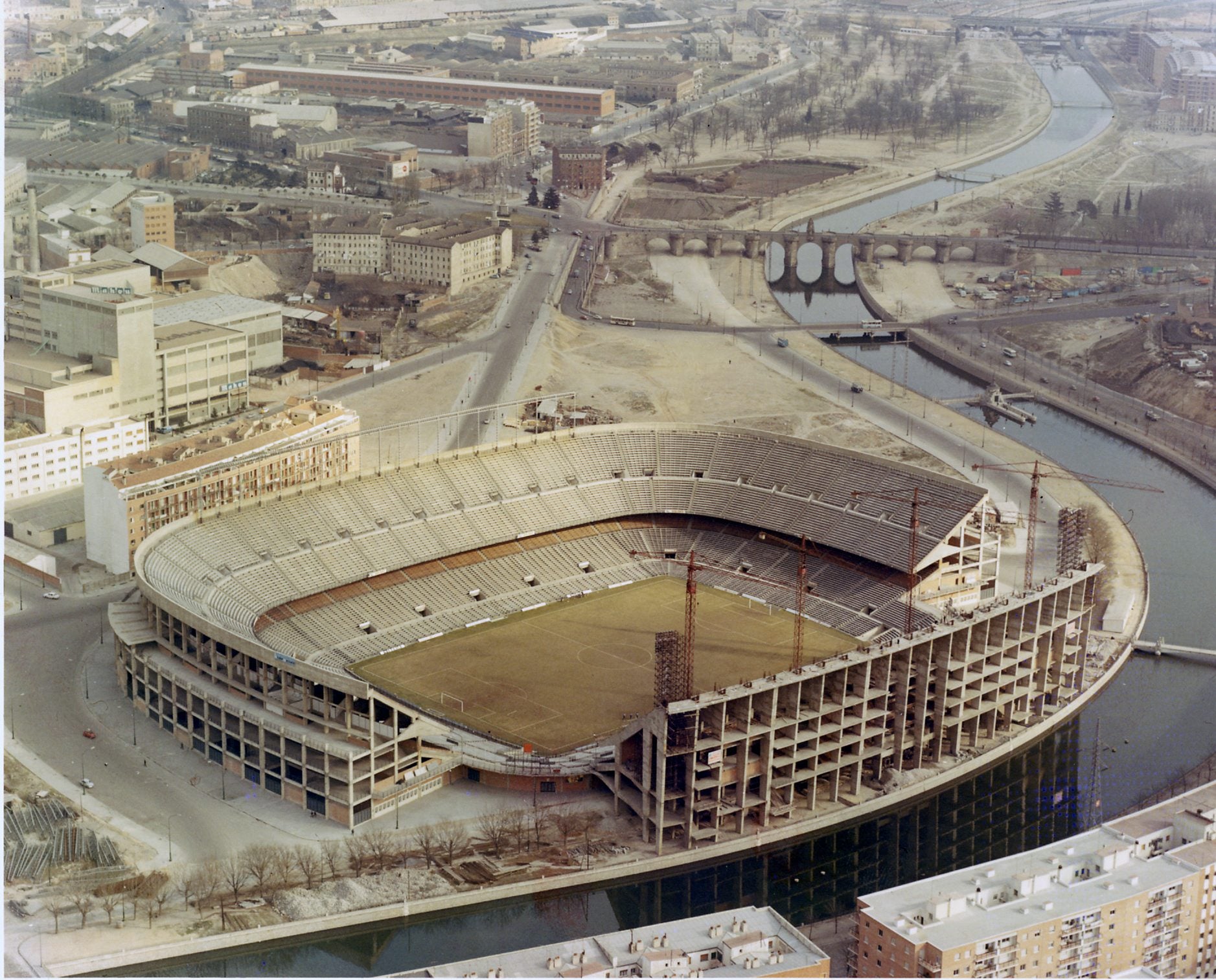 Madrid, 1966. El estadio Vicente Calderón durante su construcción 