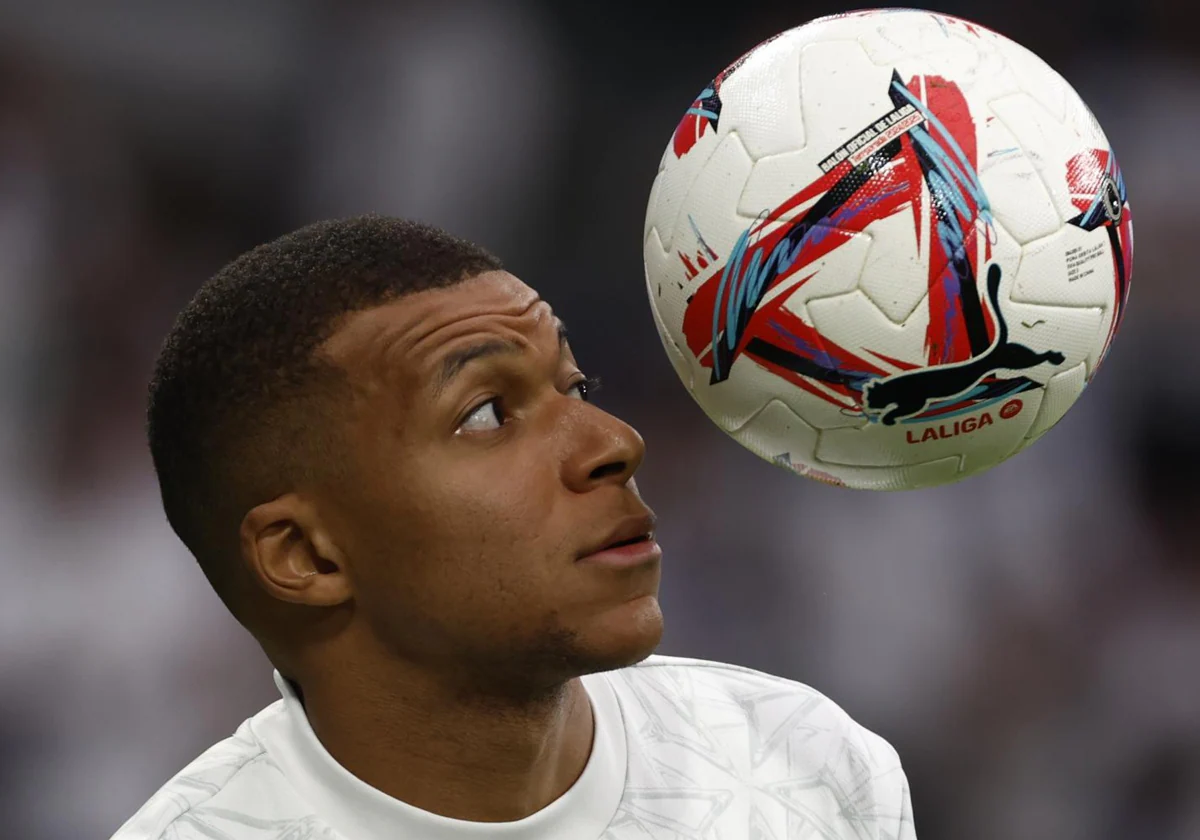 Mbappé, durante el calentamiento previo al partido del Real Madrid ante Osasuna