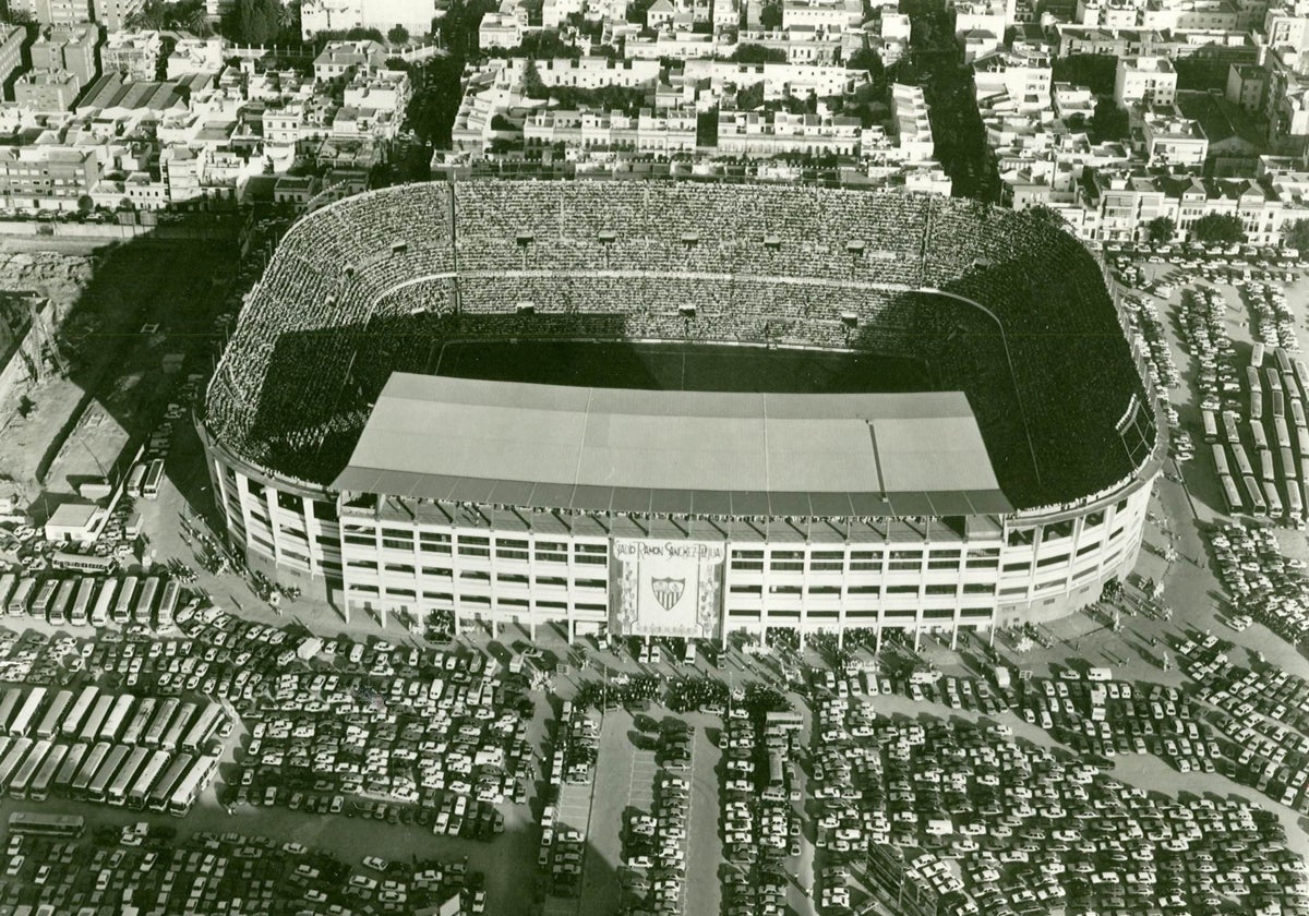 Vista aérea del estadio Ramón Sánchez-Pizjuán el 27 de octubre de 1985