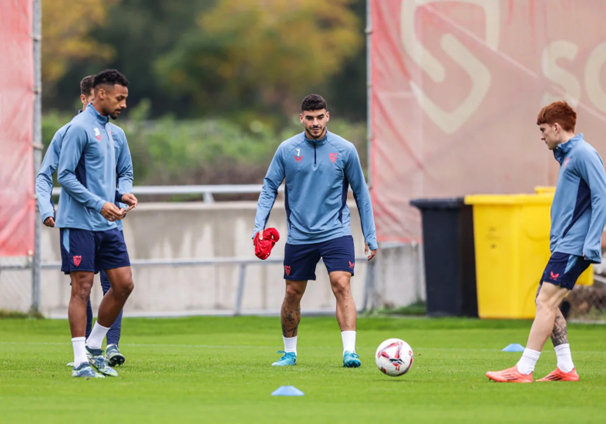 Barco, Isaac y Sow, durante el entrenamiento de este jueves