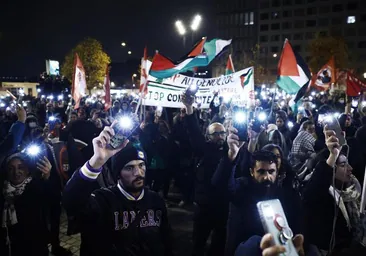 La gente participa en una manifestación a favor de Palestina en una plaza antes del partido de la Liga de Naciones de la UEFA entre Francia e Israel en Saint-Denis