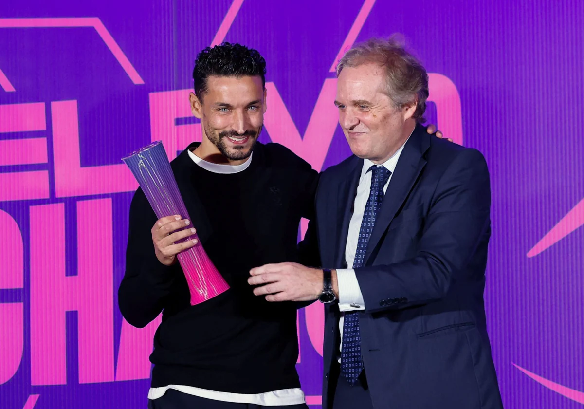 Jesús Navas recibe un premio en la gala Relevo x Change'