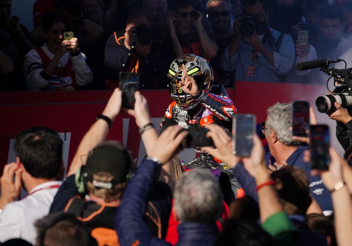 El piloto español de Ducati Jorge Martín celebra convertirse en nuevo campeón del mundo tras el Gran Premio Solidario de MotoGP de Barcelona en el Circuit de Catalunya