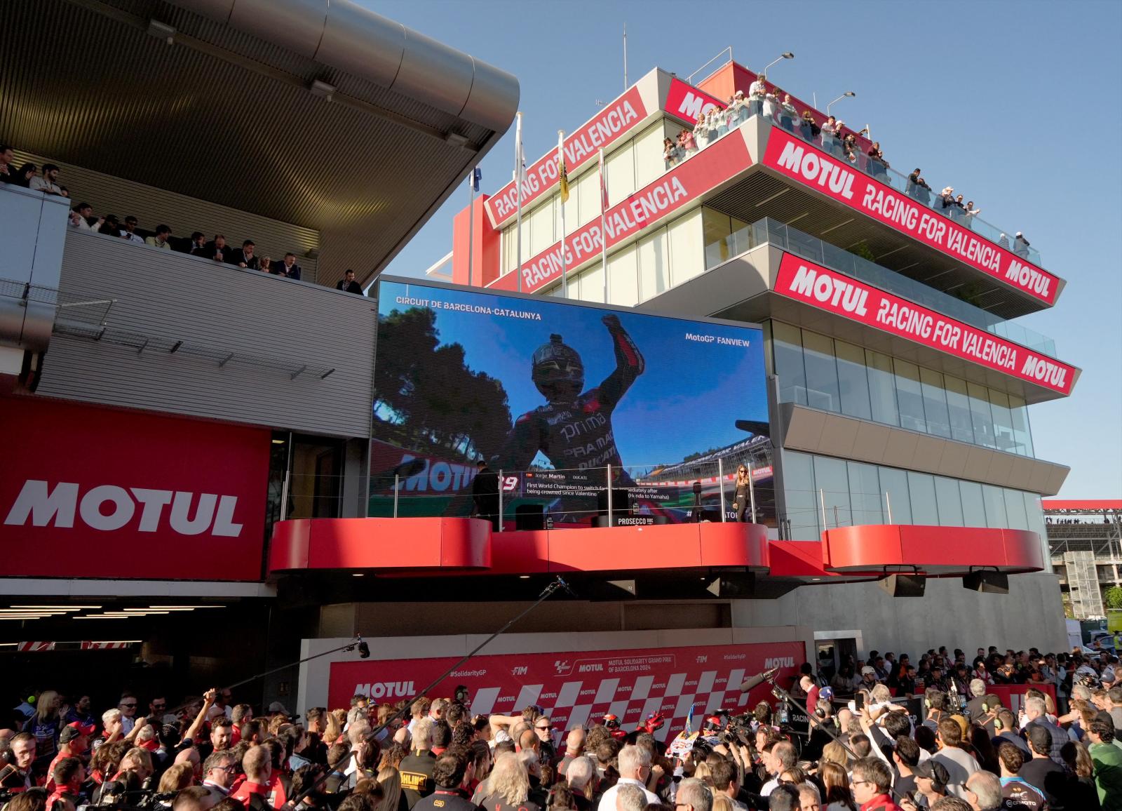 El piloto español de Ducati Jorge Martín celebra convertirse en nuevo campeón del mundo tras el Gran Premio Solidario de MotoGP de Barcelona en el Circuit de Catalunya