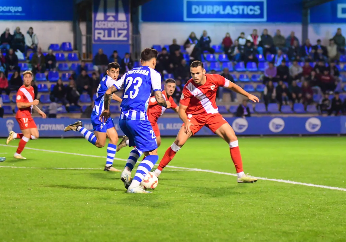 Ramón Martínez defiende un ataque del Alcoyano