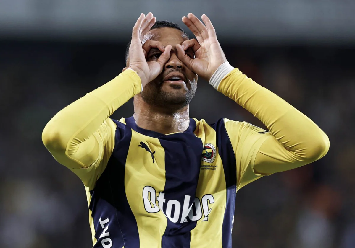 En-Nesyri celebra un gol con el Fenerbahce