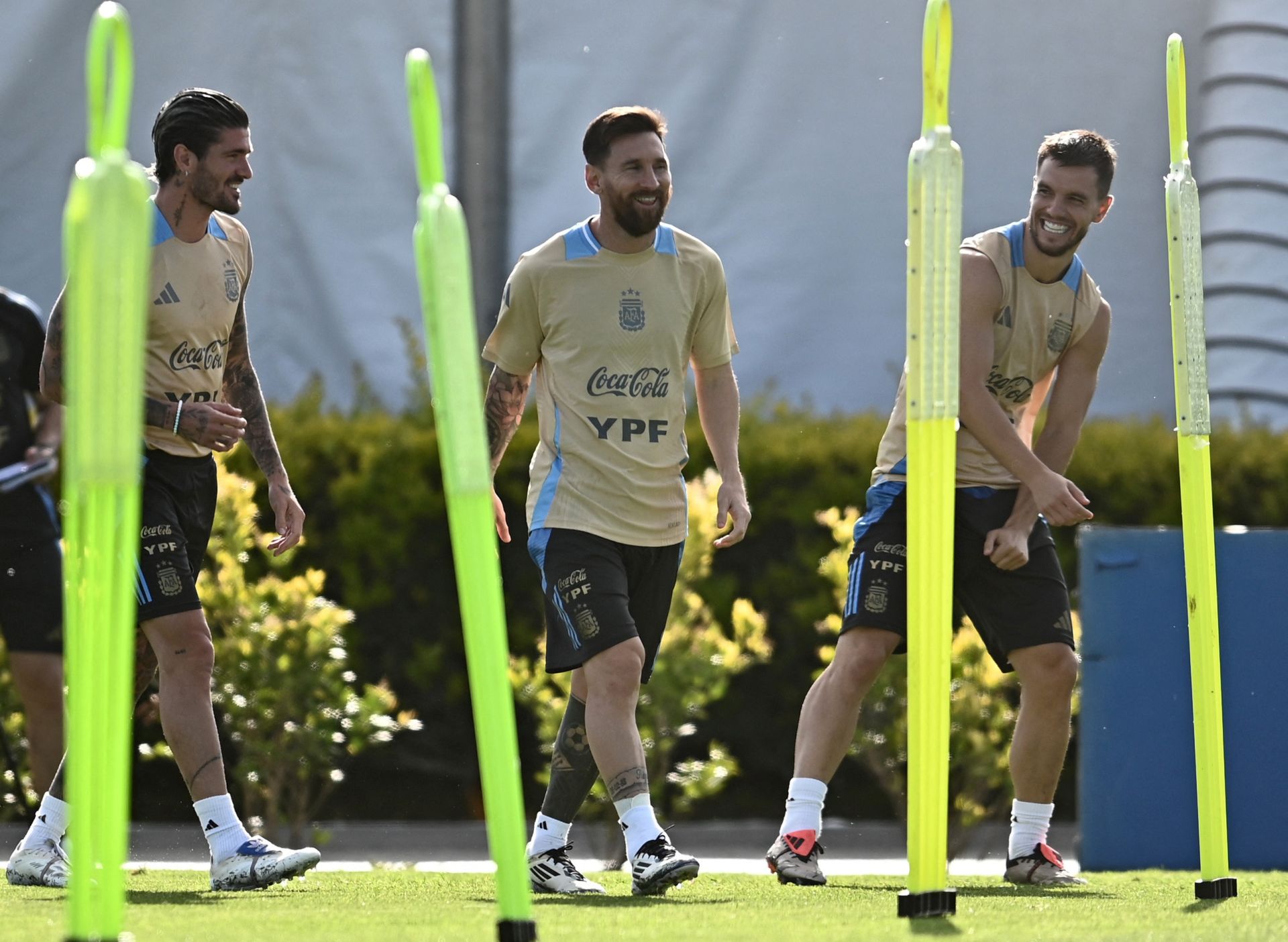 Lo Celso, a la derecha, sonríe junto a Rodrigo de Paul y Messi durante un entrenamiento de la selección argentina