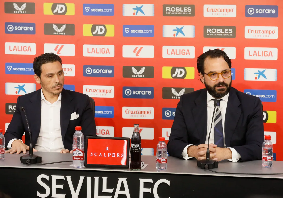 El presidente del Sevilla, José María del Nido Carrasco, junto al director deportivo del club Víctor Orta, durante una rueda de prensa