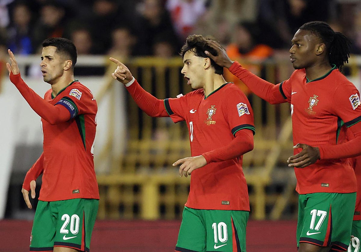 Joao Félix celebra el gol junto a Cancelo y Leao