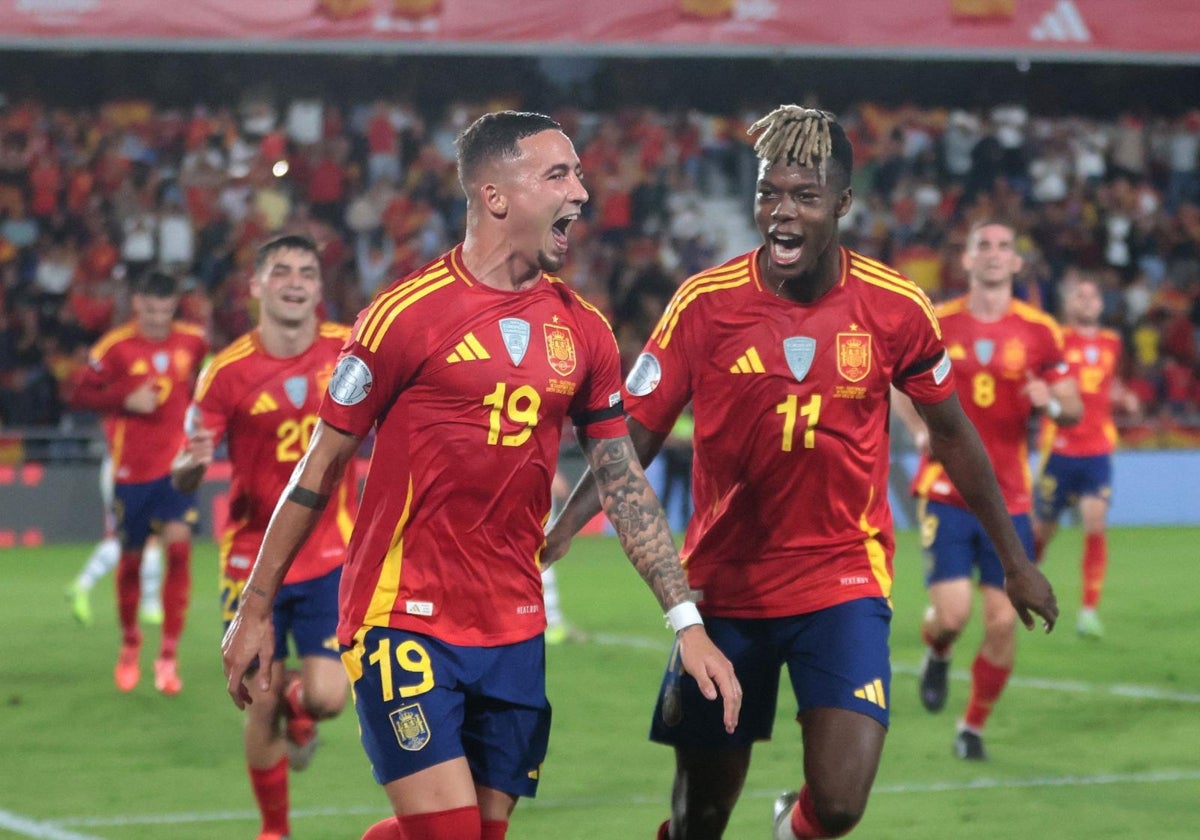 Yeremy y Nico celebran un gol marcado a Suiza en Tenerife