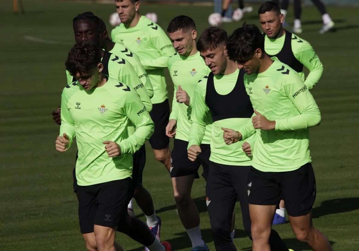 Los jugadores del Betis, haciendo carrera continua en la ciudad deportiva este viernes