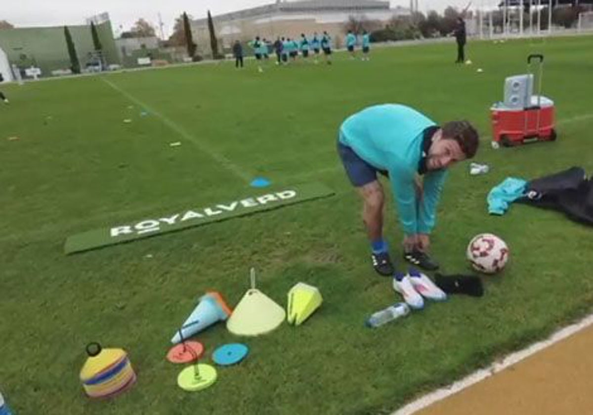 Papu Gómez se ata las botas antes del entrenamiento con el CD Manchego