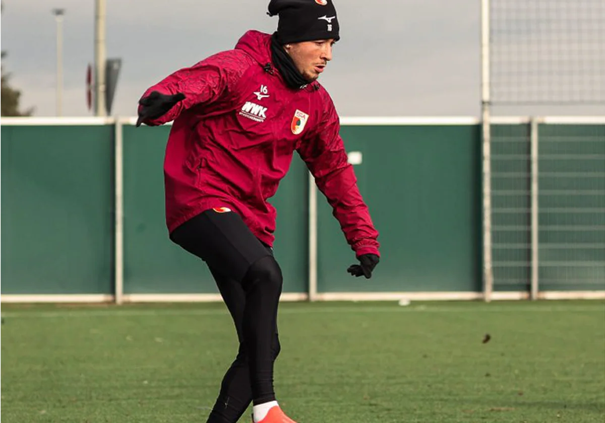 Rubén Vargas entrenando con el Augsburgo esta semana