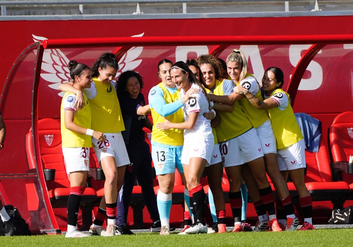 Las jugadoras del Sevilla celebran el primer gol ante el Deportivo