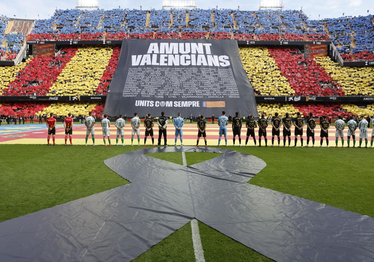 Espectacular y sentido minuto de silencio en Mestalla