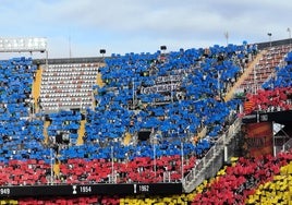 La afición del Betis en Mestalla se unió al tifo en honor a los afectados por la DANA