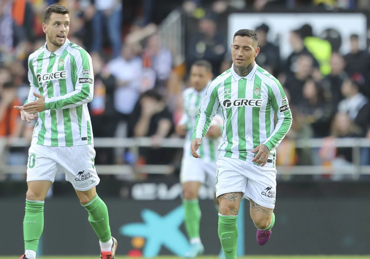 Chimy Ávila corre junto a Lo Celso tras marcar el 4-2 del Betis en Mestalla