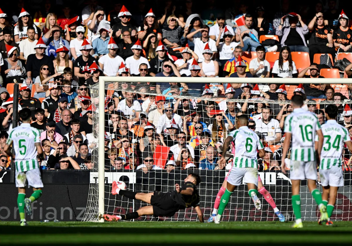 Hugo Duro remata para marcar el tercer gol del Valencia al Betis