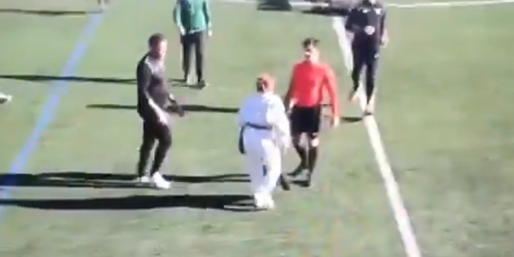 La madre de un jugador ataca al árbitro.