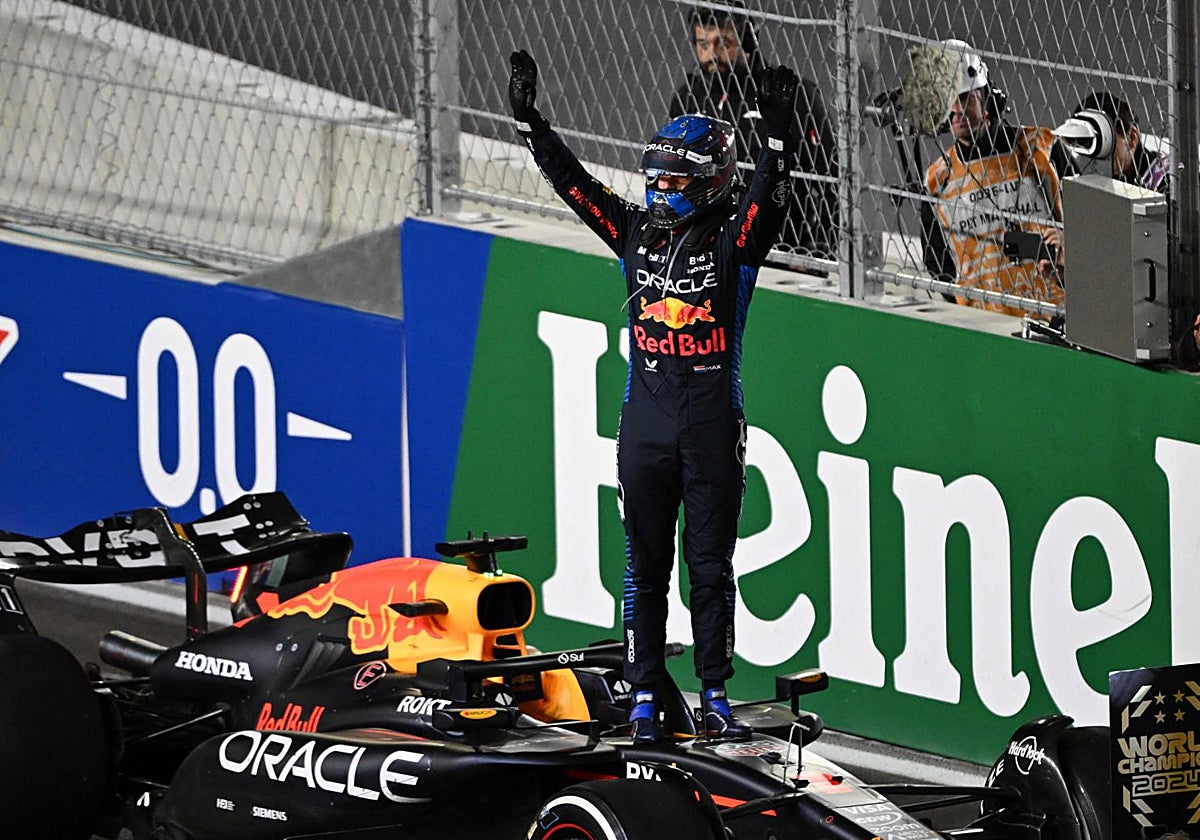 Verstappen levanta los brazos subido a su Red Bull tras ganar el Mundial