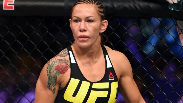 Cris Cyborg en una de sus peleas en la compañía