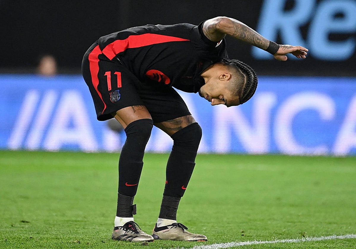 Raphinha se lamenta tras el partido entre el Barelona y el Celta, que acabó con empate a dos