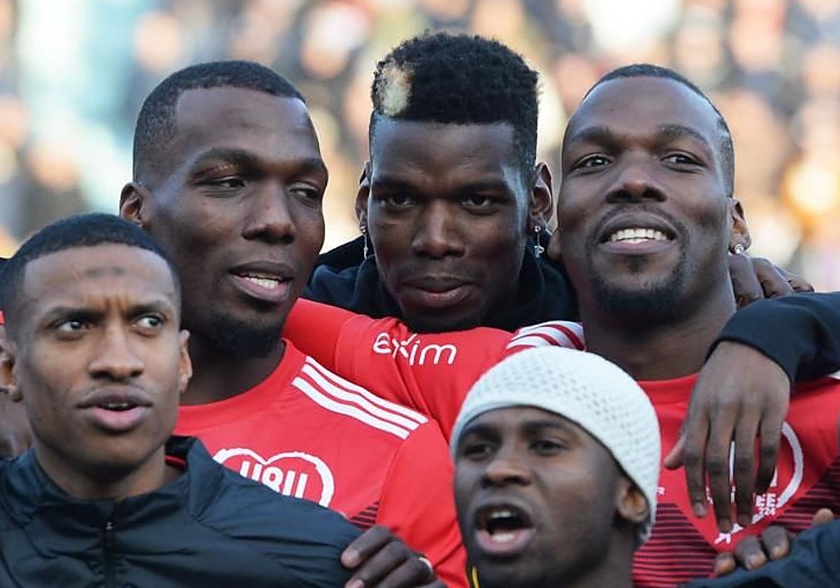 Paul Pogba junto a sus hermanos, incluyendo Mathias Pogba acusado por un tribunal en París