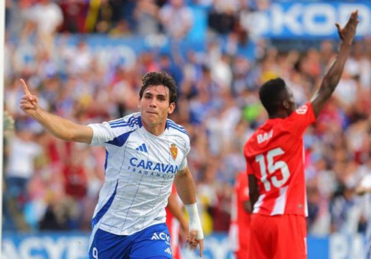 Iván Azón celebra un gol con el Real Zaragoza